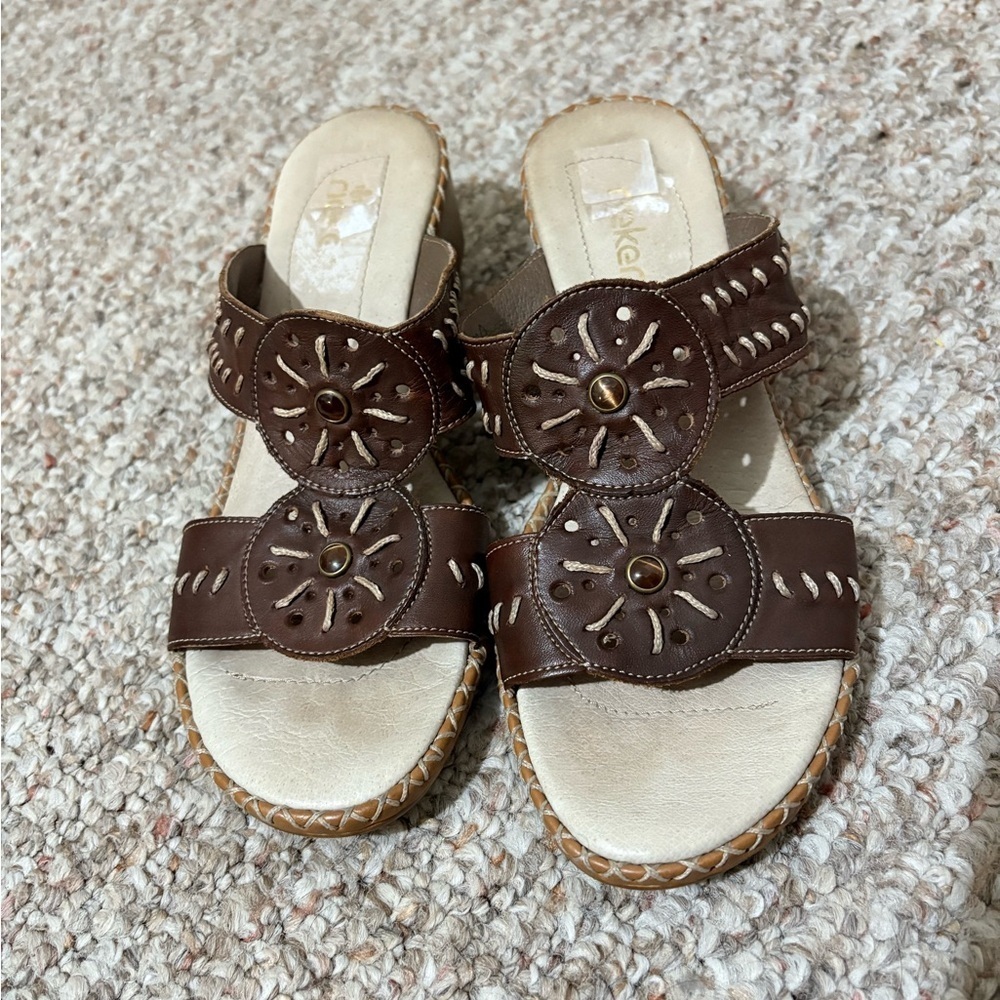 Rieker sz 38 (US 7) Brown Slip On Wedge w/Floral Design Padded Leather Footbed